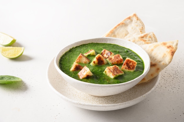 Palak Paneer serviert Basmatireis auf Weiß