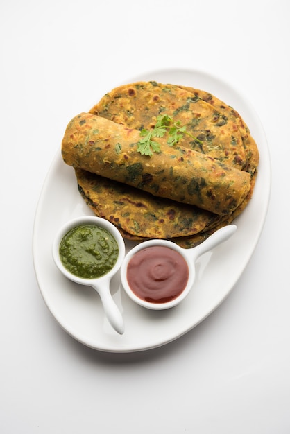 Palak Paratha é um pão achatado indiano delicioso, saudável e saboroso feito de farinha de trigo integral levemente temperada e espinafre