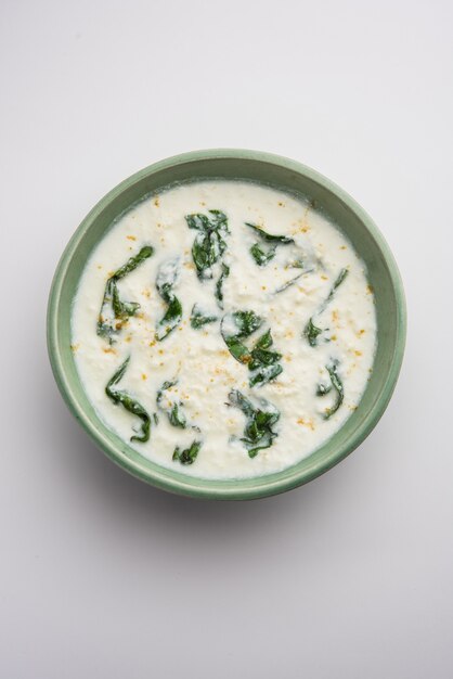 Palak Raita o ensalada de yogur de espinacas es un acompañamiento saludable de la India