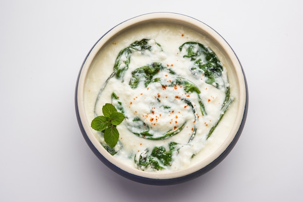 Palak Raita o ensalada de yogur de espinacas es un acompañamiento saludable de la India