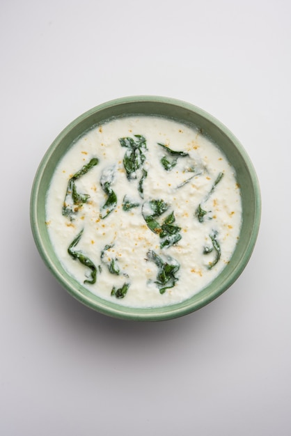 Palak Raita ou Salada de Iogurte de Espinafre é um acompanhamento saudável da Índia