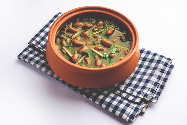 Palak rajma Masala é um curry indiano preparado com espinafre de feijão vermelho cozido com especiarias