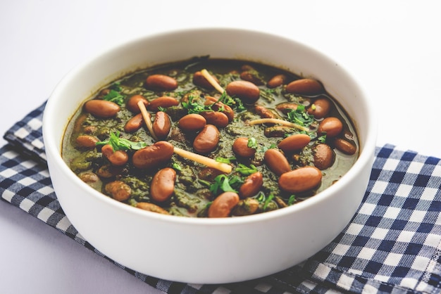 Palak rajma Masala es un curry indio preparado con espinacas de frijoles rojos cocinados con especias