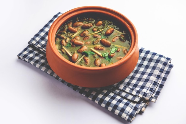 Palak rajma masala ist ein indisches curry, das aus mit gewürzen ...