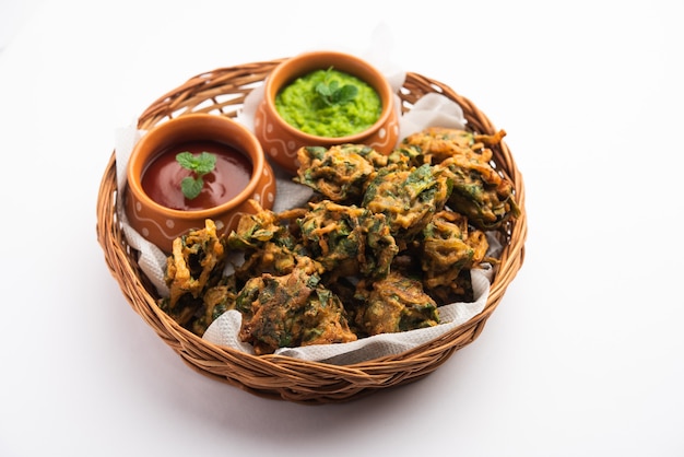 Palak saboroso caseiro pakoda ou pakora conhecido como Spinach Firtters, servido com ketchup. Lanche da hora do chá favorito da Índia