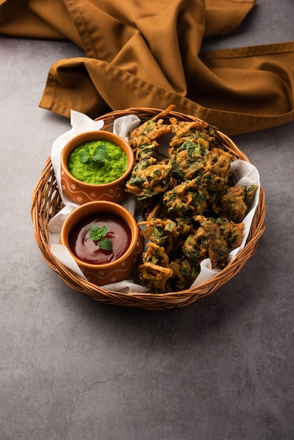 Palak saboroso caseiro pakoda ou pakora conhecido como Spinach Firtters, servido com ketchup. Lanche da hora do chá favorito da Índia