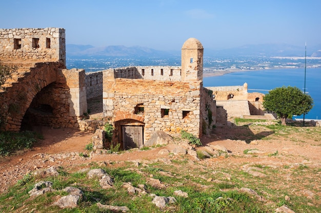 Palamidi es una fortaleza al este de Acronauplia en la ciudad de Nafplio en la región del Peloponeso en el sur de Grecia. Ubicado en la cima de una colina, la fortaleza fue construida por venecianos.