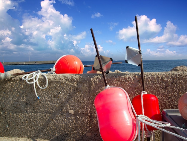 Palangrero de pesca con boya de aparejo formentera