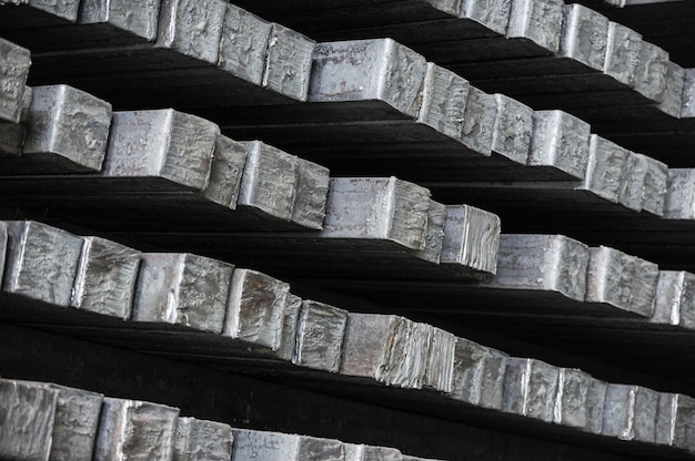 Foto palanquillas de acero en el almacén de la fábrica metalúrgica. lingote caliente en una acería.