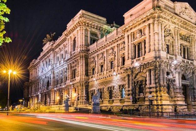 Palast der Gerechtigkeit, Rom, Italien nachts. Licht zieht lange Belichtungseffekte nach.