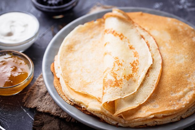 Palatschinken Crepes mit verschiedenen Marmeladen und Sahne