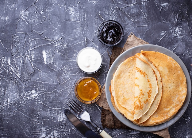 Palatschinken Crepes mit verschiedenen Marmeladen und Sahne