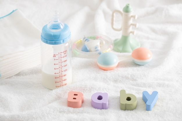 Palavra 'bebê' feita de letras de madeira e produtos infantis