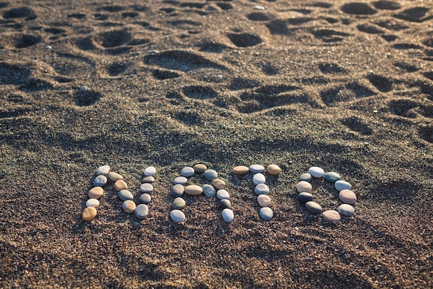 Palavra da otan feita com pedras na praia de areia