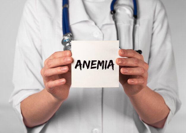 Palavra de anemia no papel na mão do médico