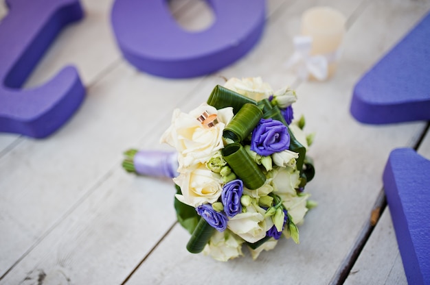 Palavra de casamento decoração roxa amor com buquê e anéis