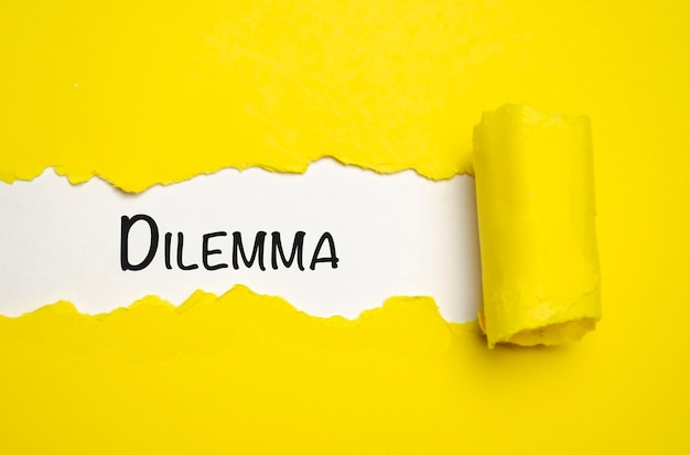 Palavra de DILEMA na palavra de papel rasgado branco e amarelo