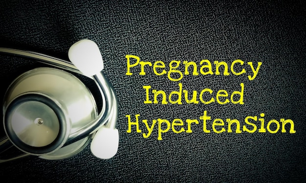 Palavra de hipertensão induzida pela gravidez, termo médico com conceitos médicos no quadro-negro