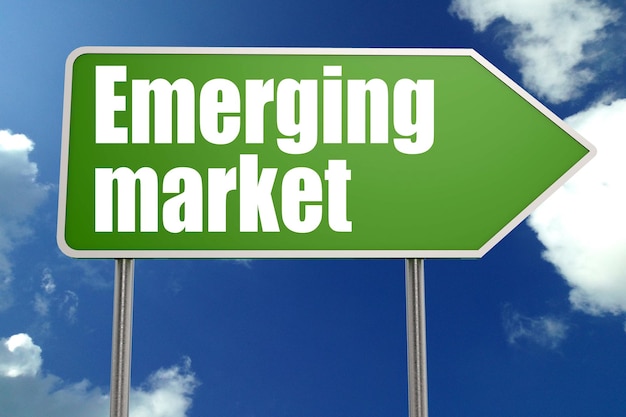 Palavra de mercados emergentes com sinal de estrada verde