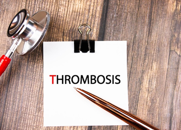 Palavra de TROMBOSE ao lado de um estetoscópio Conceito médico de trombose sintomas exame médico