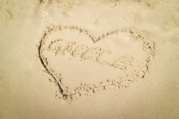 Palavra em forma de coração Grécia escrita na praia.