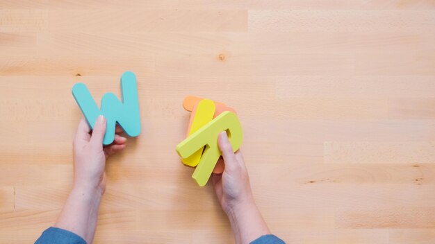 Palavra ESCREVA de letras de madeira multicoloridas na mesa de madeira.