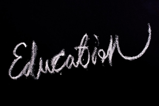 Foto palavra escrita à mão educação com giz branco no quadro-negro