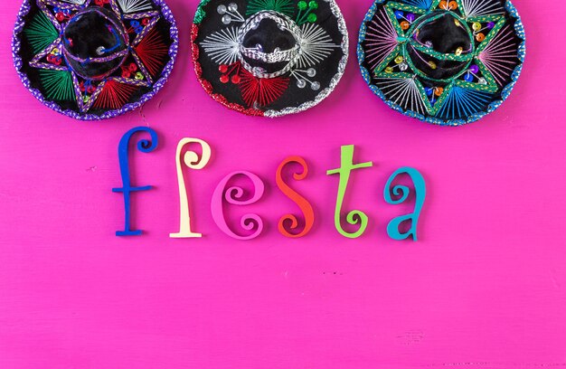 Palavra Fiesta em um fundo de madeira pintado de brilhante.