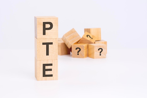 Palavra PTE escrita em cubos de madeira PTE abreviação de Pearson Tests of English education concept