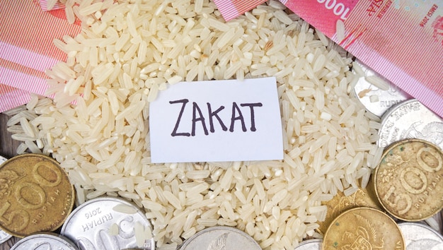 Palavra ZAKAT Indonésia Dinheiro Rupia e moedas Zakat são caridade para os pobres poucos dias antes do final do Ramadã