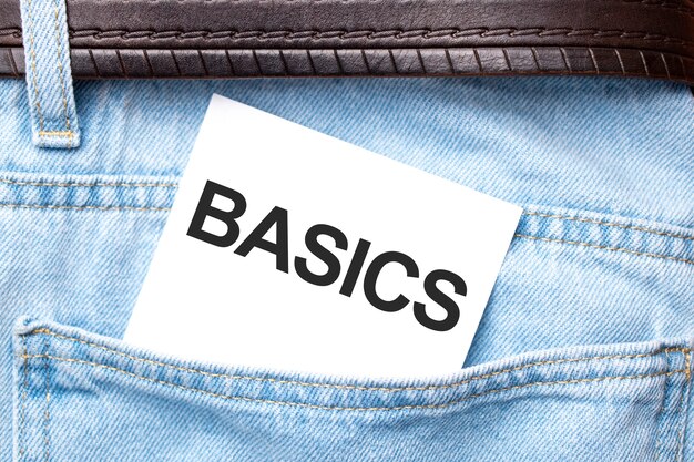 Palavras básicas em um papel branco saíam do bolso da calça jeans. Conceito de negócios.