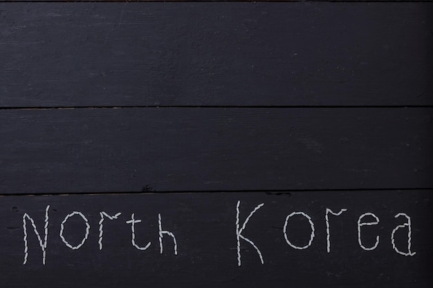 Palavras Coreia do Norte feitas de arroz em um fundo preto Closeup View de cima