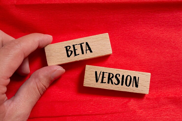 Foto palavras da versão beta escritas em blocos de madeira com fundo vermelho símbolo da versão beta conceitual