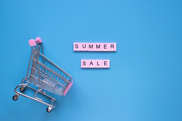 Palavras de liquidação de verão em um fundo azul Conceito de compra de venda sesonal