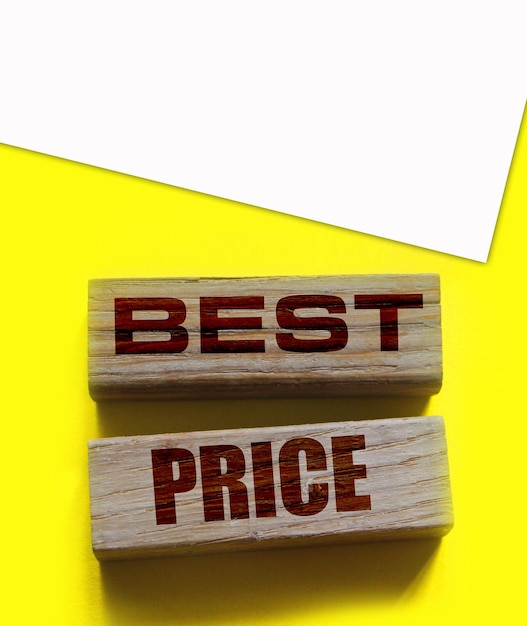 Foto palavras de melhor preço em blocos de madeira no conceito de negócio de inauguração de grande venda amarela
