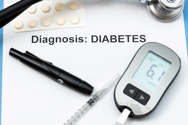 Palavras diabetes, diagnóstico com seringa, pílulas e estetoscópio