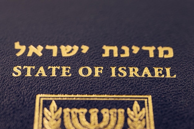Foto palavras do estado de israel gravadas na frente da macro de passaporte internacional israelense