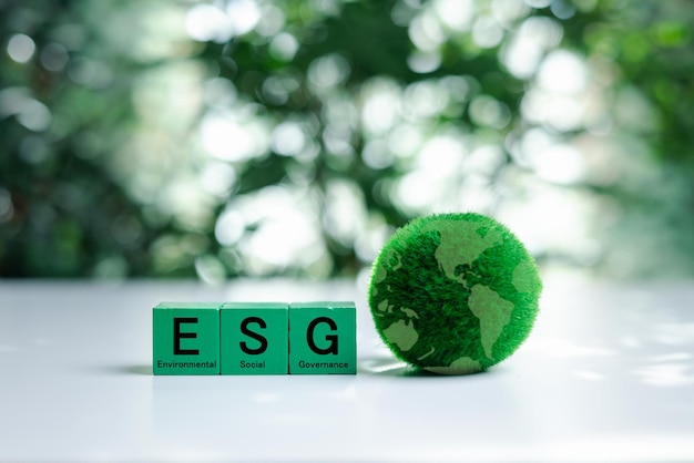 Palavras ESG em um cubo de madeira É uma ideia para o desenvolvimento organizacional sustentável conceito de ESG ambiental social e governança conta o meio ambiente sociedade e governança corporativa