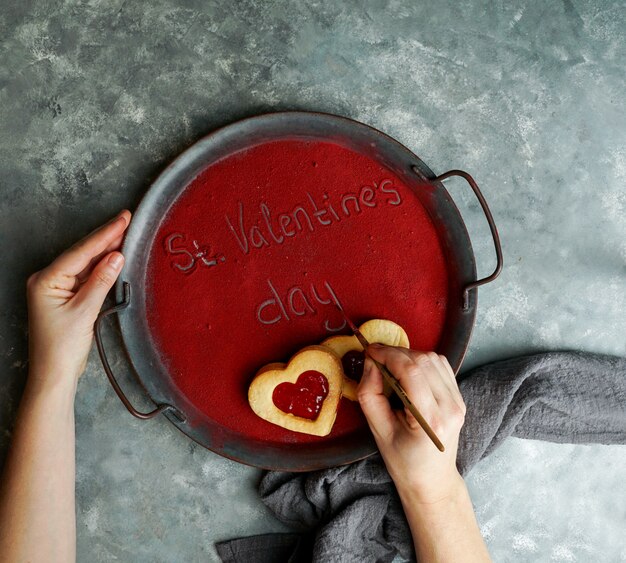 Palavras st. dia dos namorados, escrito na bandeja, coberto com morangos liofilizados em pó, conceito do dia do amor