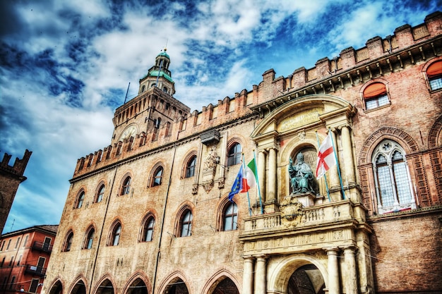 Palazzo D'Accursio bajo un cielo espectacular en Bolonia Italia