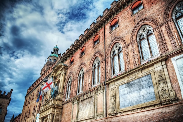 Palazzo D'Accursio bajo un cielo espectacular en Bolonia Italia