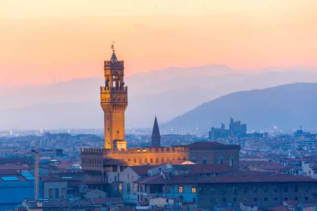 Palazzo Vecchio al atardecer en Florencia, Italia.