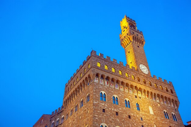 Palazzo Vecchio en el centro de la ciudad de Florencia en Toscana Italia en penumbra