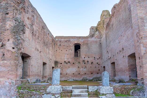 palco de jardim e fonte dentro da colina palatina no espaço da ordem sacerdotal Roma Itália