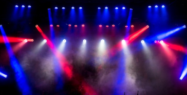 Palco livre com luzes, aparelhos de iluminação.