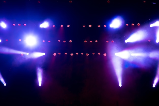 Palco livre com luzes, aparelhos de iluminação.