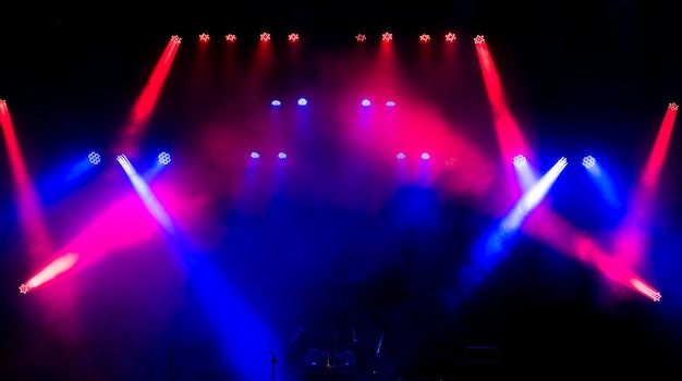 Palco livre com luzes, aparelhos de iluminação.