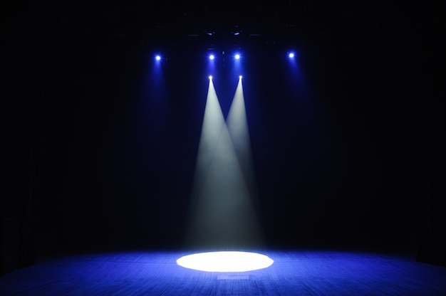 Palco livre com luzes, dispositivos de iluminação. fundo.