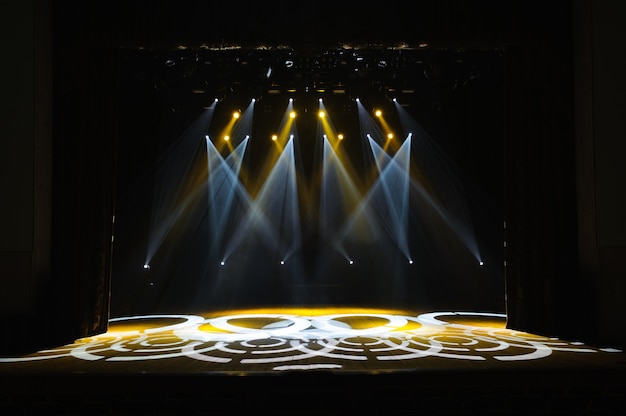 Palco livre com luzes, dispositivos de iluminação no palco.