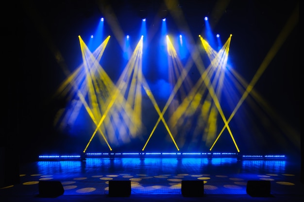 Palco livre com luzes, dispositivos de iluminação. Show noturno.